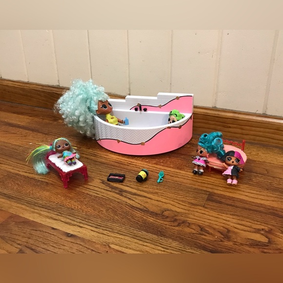 L.O.L. Surprise! LOL OMG Dolls Spa Day
Large Doll Spa Bathtub, Bed, Lounge Chair - Picture 4 of 15